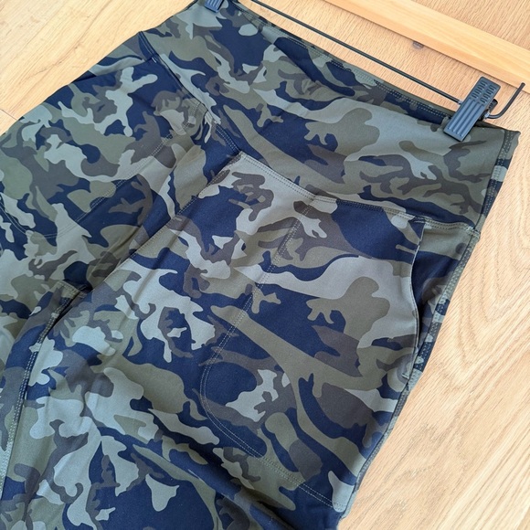 Camo Jogger Style Leggings – Stretch Athleisure Pants – Size Small - Picture 9 of 10